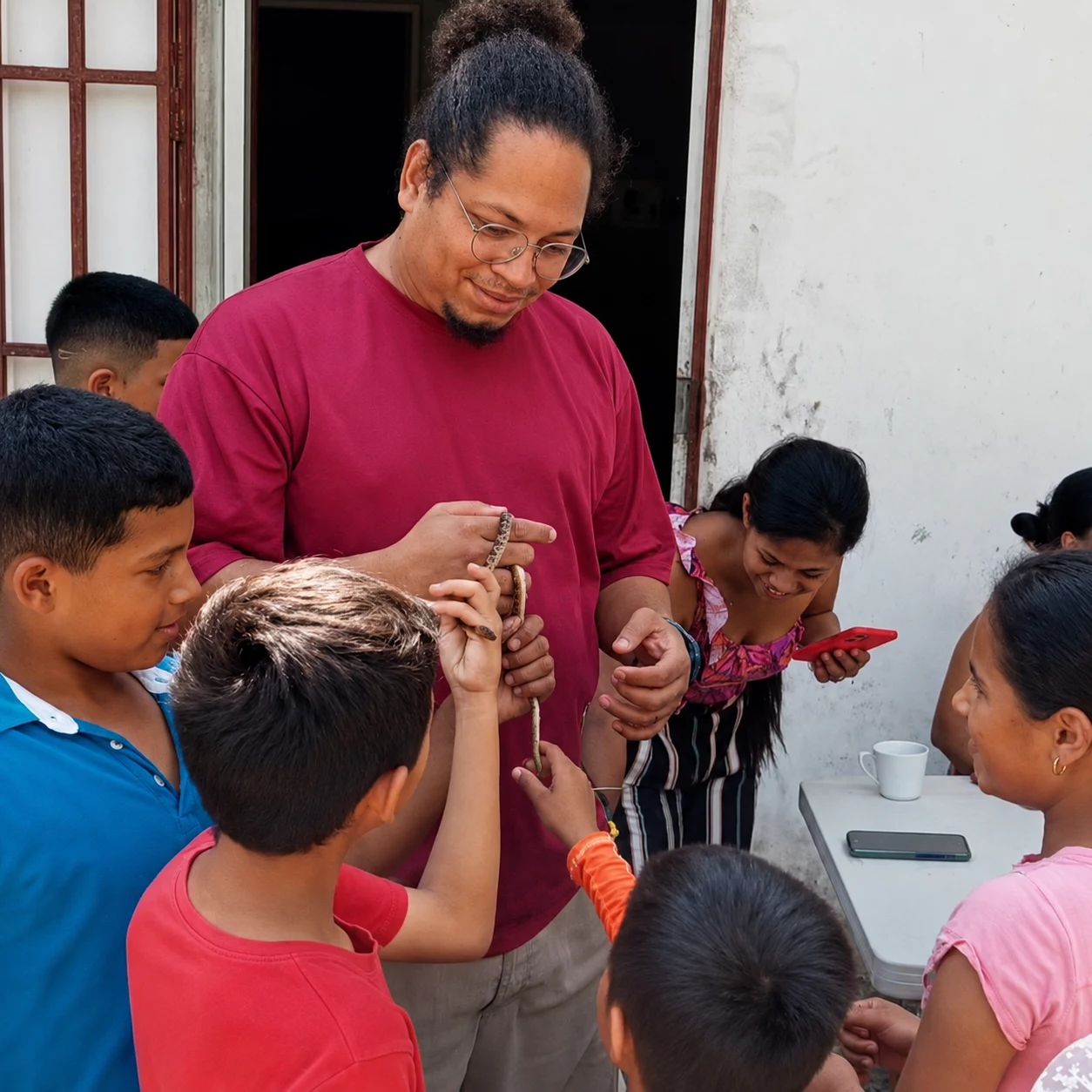 Educador de la fundación mostrando un animal a un grupo de niños