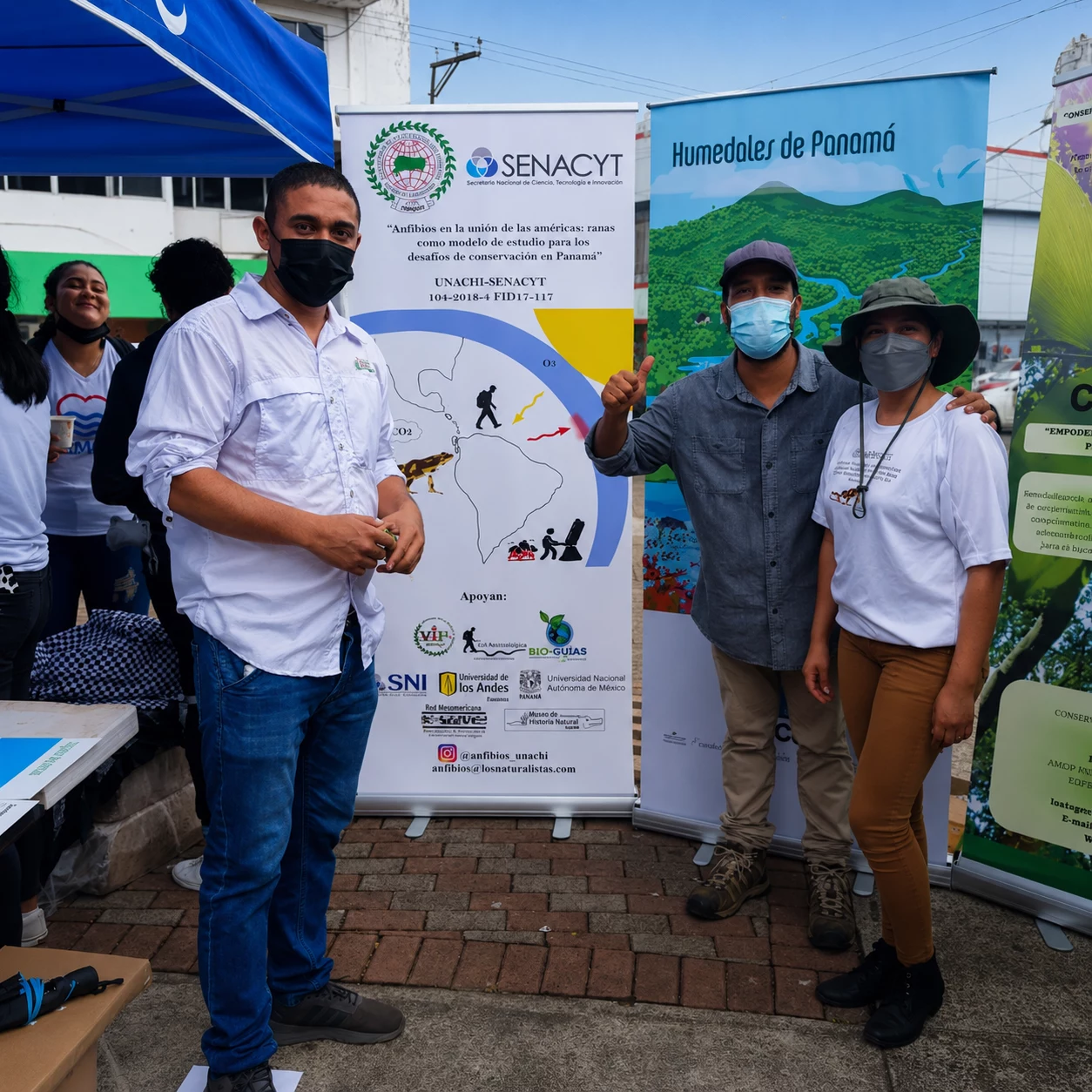 Stand de la fundación en una feria con banners de la SENACYT sobre anfibios y humedales de Panamá