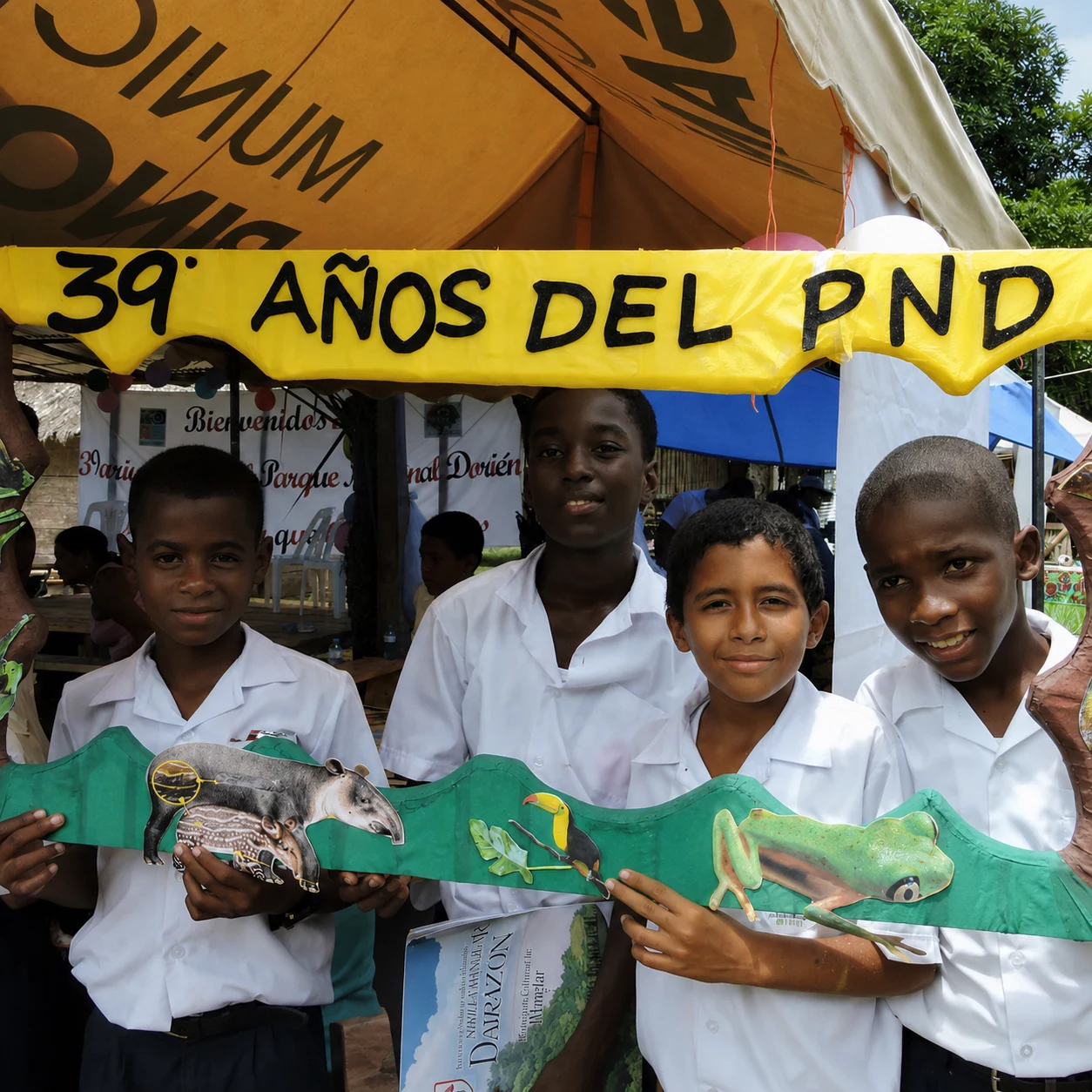 Niños sosteniendo una maqueta de la biodiversidad en un taller en el Darién